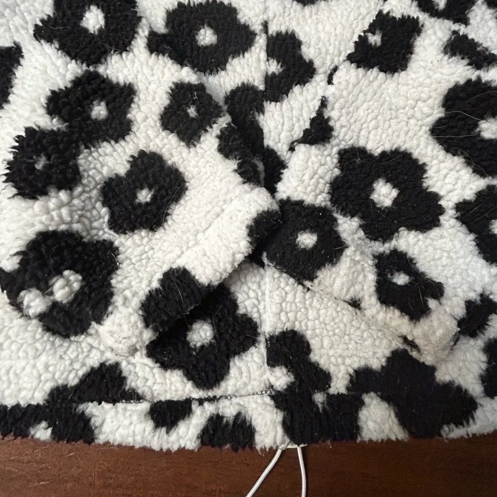 Hyfve LA Lily Floral Print Sherpa Jacket Adorable- Black & White Size Large EUC - Picture 8 of 9